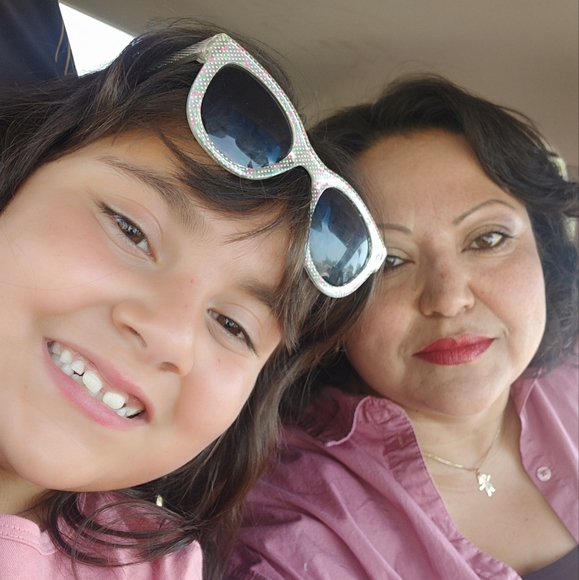 Meet your Posher, Claudia - Picture 1 of 3